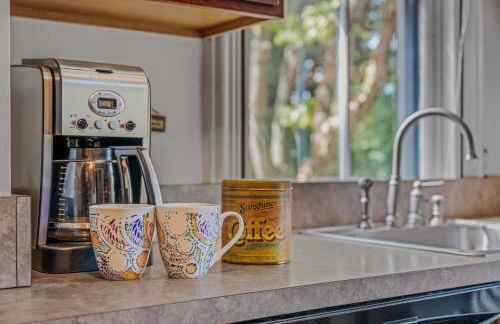 The Manor - Historic Mansion, Wifi, Covered Porch, Screen Porch, King Bed, Walk to Spas, Shops & Restaurants - Foto 78