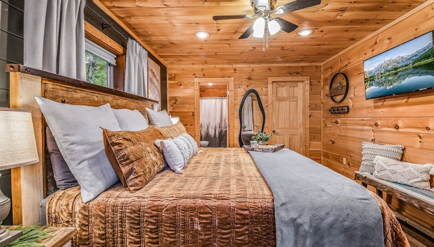 Creekside On The Bluff 2 Bedroom Cabin by RedAwning - Foto 5, Habitación