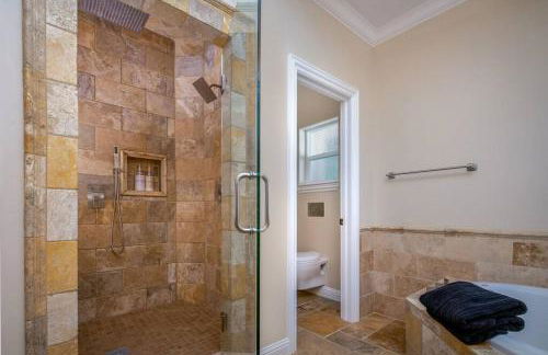 New Luxury 5BR Cabin in Pine Mountain Lake! 1 Minute to Beach! Massage Chair! Close to Yosemite! Perfect for Retreats and Escapes All Seasons! - Foto 56