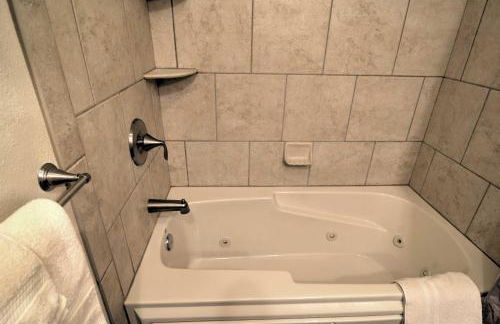 Red River Home with 2 Balconies - 1 Block to Main St - Foto 14