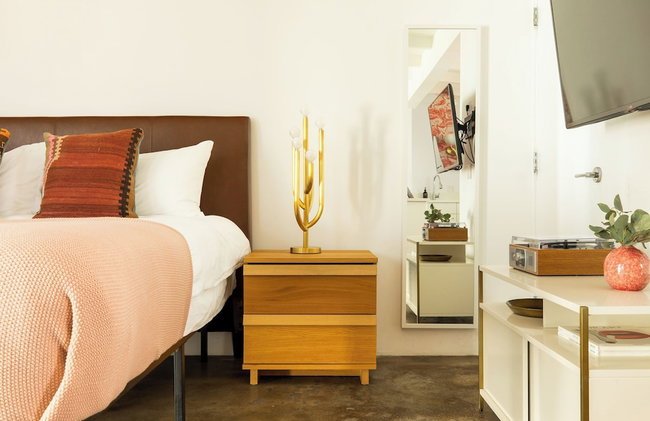 2 Rooms, Sleeps 8 Retro Hotel w/ Pool Wesley King Studio Buyout by Avantstay - Photo 8