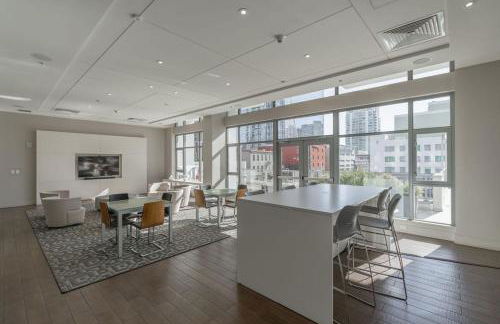 Cityscape Elegance with Water Views - Foto 52