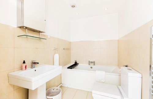 High End Luxury Townhouse in JQ, 4 Bedrooms, Flat screen TV in all rooms, Free Parking, Near Birmingham City Centre DEPOSIT REQUIRED - Foto 34