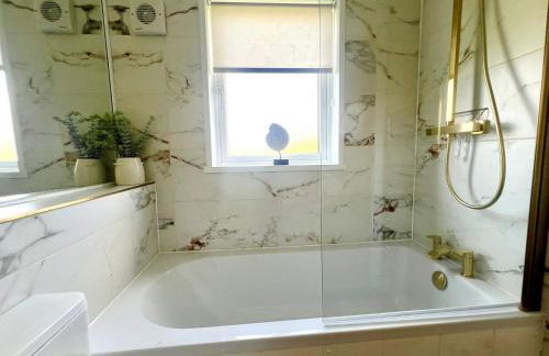 Phoenix Lodge - Luxury 2 ensuite bedrooms, lakeside views - Foto 30