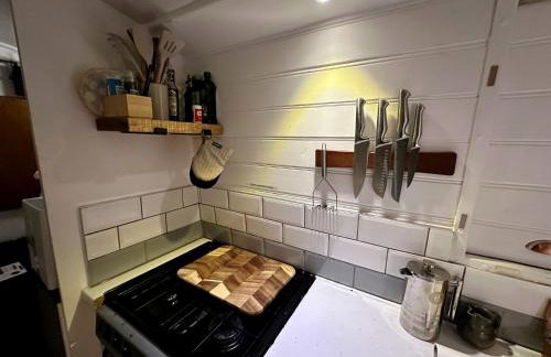 BrightOwl Waterside Narrowboat Cottage Experience - Foto 30