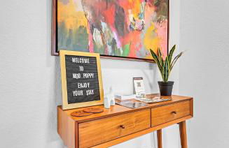 New-The Mod Poppy Large home 10 minutes from it all - Photo 18