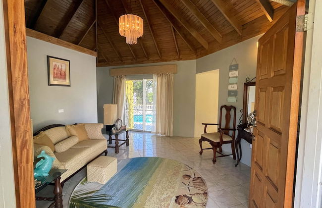 Yancey Largo Villa Perfect Jamaica Ironshore Getaway w Private Pool and Onsite Staff Services by RedAwning - Photo 5