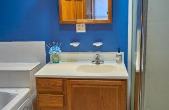 Serene Rustic Retreat with Lake - Foto 15