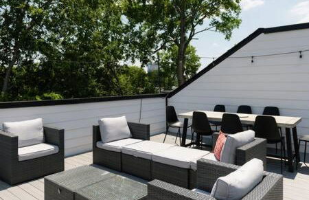 6 Bed with En Suite Baths, Host Up to 20, Rooftops, Parking, Gourmet Kitchens, Cozy Living Spaces, Skyline Views & Fire Table, Near Downtown, Distilleries & Marathon Village, High-Speed Wi-Fi, 24hr Hospitality - Foto 19