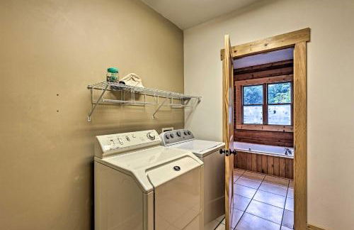 Family Cabin with Private Hot Tub and Views in Boone! - Foto 26