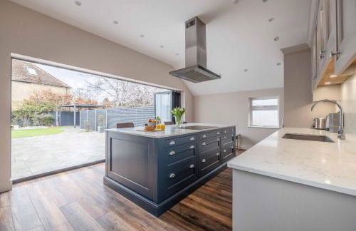 FAMILY FRIENDLY ESCAPE IN ETON, COUNTRYSIDE VIEWS with Hot Tub - By Tempstay - Foto 1