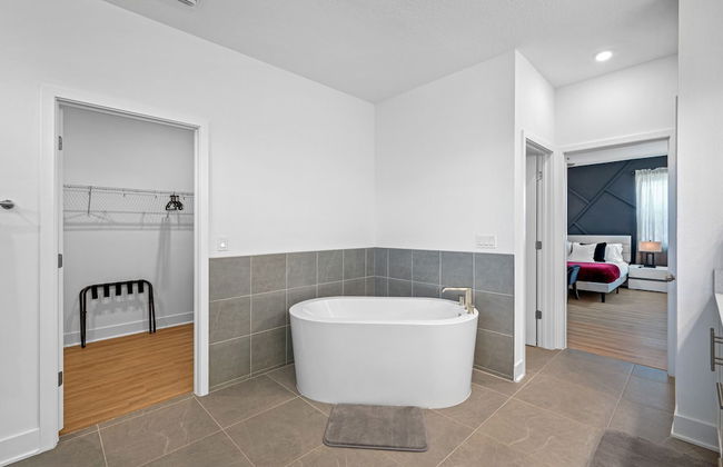 Luxury Modern Villa w/ Pool, Jacuzzi & Amenities! - Foto 43