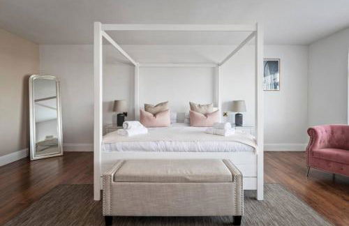 Stunning Property Seaviews, Private Pool & Parking - Photo 42