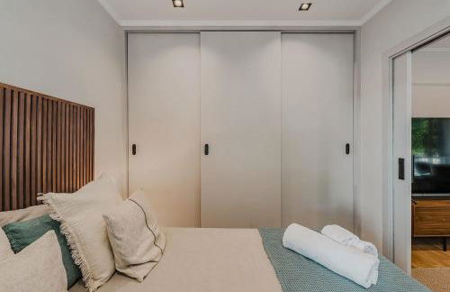 NEW Refurbished Modern Apartment - Photo 17