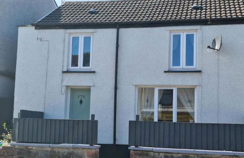 Dare Valley Cottage Ex miners cottage Near Zip World Pen y fan Waterfalls - Photo 2