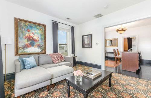 Spacious upstairs 1bed- Walking distance to Beach outlet mall - Photo 1