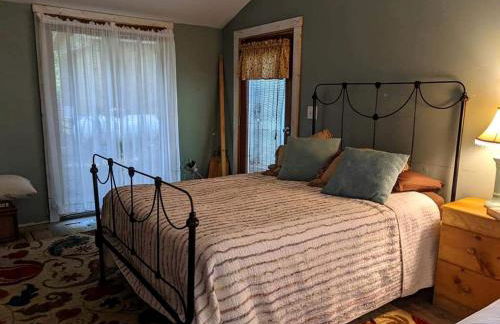 Secluded Rustic Cabin Rental Inside Manistee National Forest in Brethren, Michigan - Foto 8