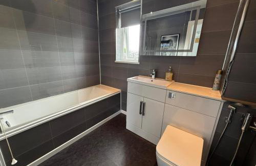 Contractors, Private Driveway for Multiple cars, Wifi, Long Stay - Photo 3