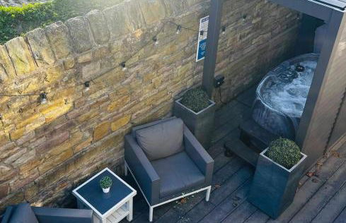 Couples Canalside Retreat with Hot Tub & Pergola - Photo 3