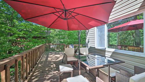 Fire Pit and Grill Lakefront Poconos Cottage! - Foto 3