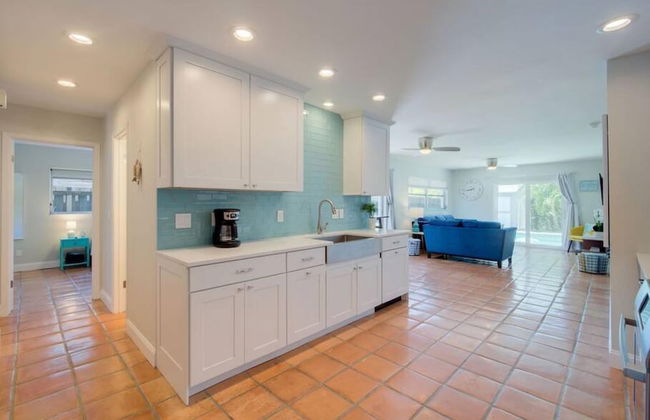 Steps to Beach Heated Pool - Foto 10