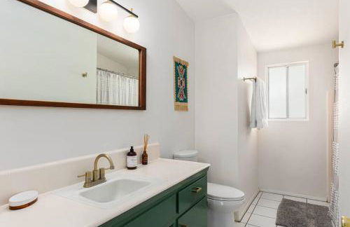 Stylish Mid-Century Oasis with Pool - Foto 25