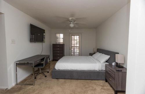 Wyndham 219 Modern 2br suite, Parking - Photo 4