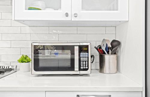 Elegant Manor w Private Yard & Modern Amenities - Foto 36