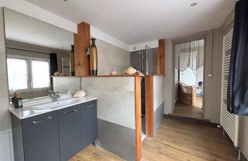 Embruns maison spacieuse rénovée 5 ch 3 sdb 2 WC belle terrasse aménagée barbecue à 250 m de la plage en plein centre d' Arromanches au coeur des plages du débarquement, proximité de Bayeux - Foto 20