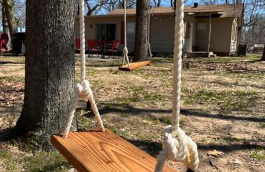 Owl Hoot Lake Retreat- Dock, beach & wooded haven! - Foto 14