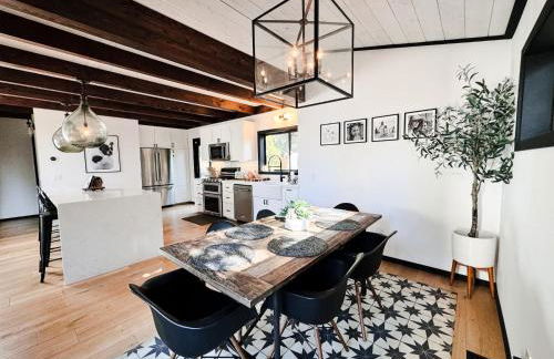 Haven at Cedar Haus Luxury 1BR Escape w Hot Tub EV Charger Gourmet Kitchen Fully Fenced Yard Dogs OK - Foto 5