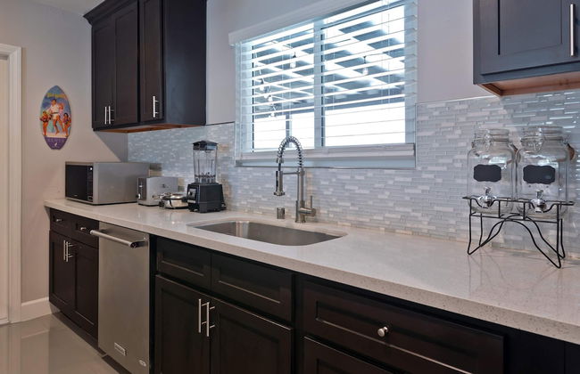 Modern Home w Private Pool Spa Pets Welcome - Photo 12