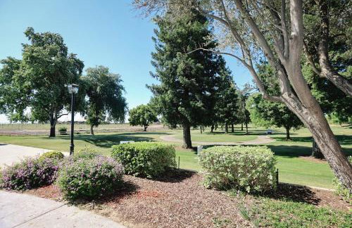 Riverfront Beauty with Pickle Ball Court - Foto 51