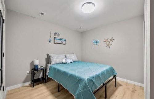 Lakeside Bliss 2BR, 1BA with All Modern Comforts - Foto 29