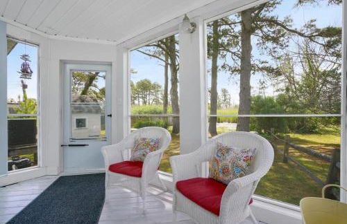 Cozy cottage w creekside fire pit & patio - Foto 8