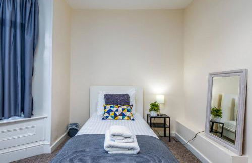 4Bed Central House w Parking & Garden - Foto 13