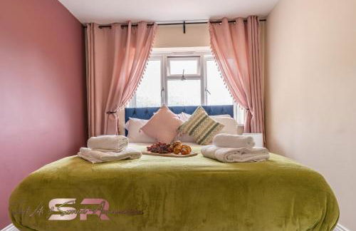 4-BR Hayes Home, Guests 8 - Ideal for Long term stays, Fast unlimited Wi-Fi - Foto 9