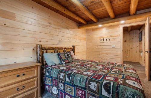 Rustic Retreat, Sleeps 20, Epic Game Room, Hot Tub, 20min to Yellowstone - Foto 17