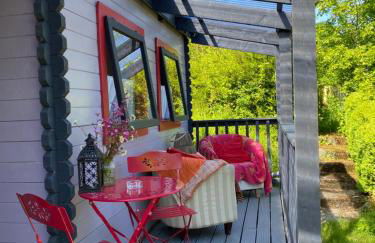 The Fabulous flower hut - Photo 1