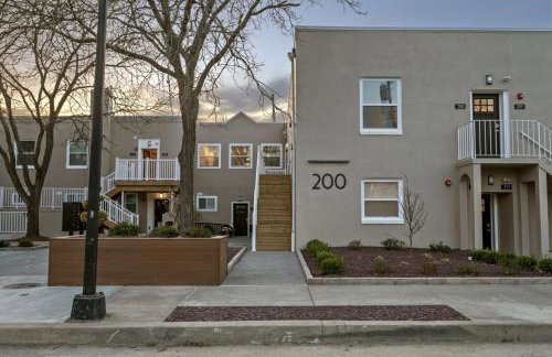 Upscale King Bed Suite with Full Workspace and Free Parking - Foto 6