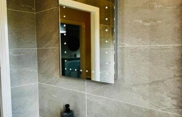 Manchester Stay Hub - 2BR with Free Parking, Near Airport & Attractions - Foto 30