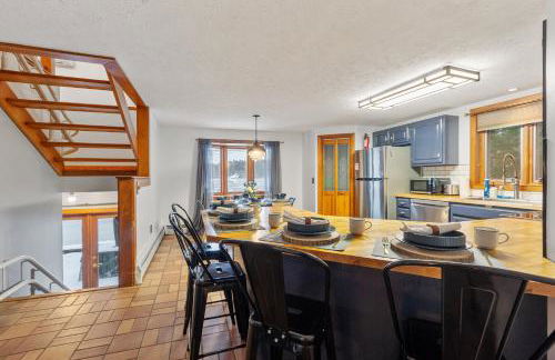 Spacious Accessible Waterfront Retreat with Hot Tub - Foto 17