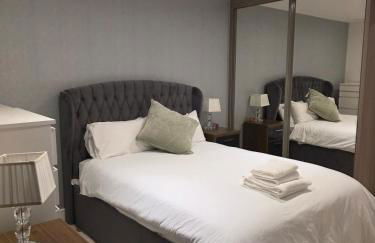 enjoy the elegance of staying in the art deco home - Photo 8