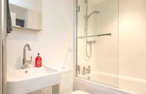 Lovely Cottage by Coastal Footpath & Surf Beaches! - Photo 35