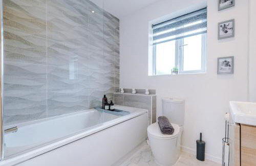 Stunning Riverside 3-Bed Home by 53 Degrees Property in Manchester with Garden & FREE Parking! - Foto 29