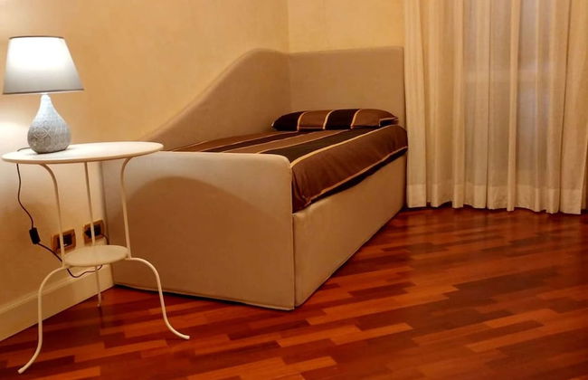 Luxurious Villa in Lombardy with Garden & Hot Tub - Photo 2