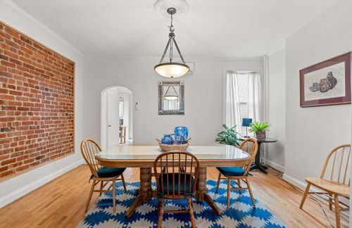 Sojourn Classic DC Rowhouse with Parking - Foto 13