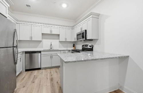 Chic 2BR2BA Home Great Location - Photo 23