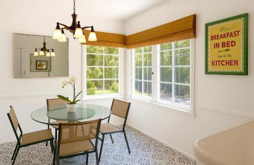 Enchanting Hollywood Hills Oasis with Tree-Top Views, Serene Outdoor Living Room, Zen Garden, Free Attached Garage, Sleeps 6, in LA's Most Desirable, Central, Serene Canyon Neighborhood, and Only 2 Minutes to Hollywood Boulevard - Foto 36