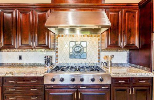 Estate Resort Style Oasis 6BDRM, 5.5 Bath Heated Pool with Misters - Foto 31